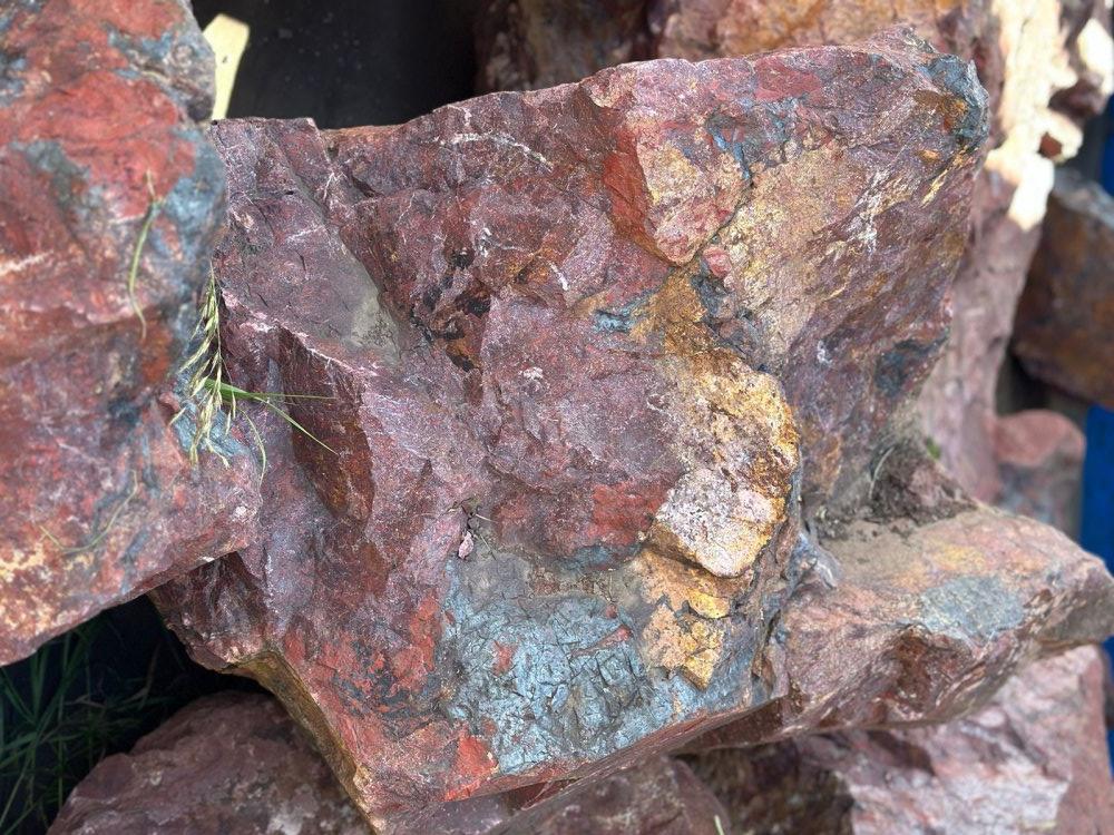 Камни для ландшафтного дизайна красно-фиолетовые 10-60 килограмм купить в Волгограде