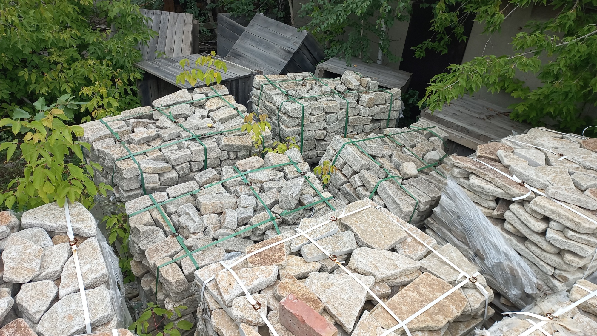 Плитняк галтованный гранитный для ландшафтного дизайна купить в Волгограде