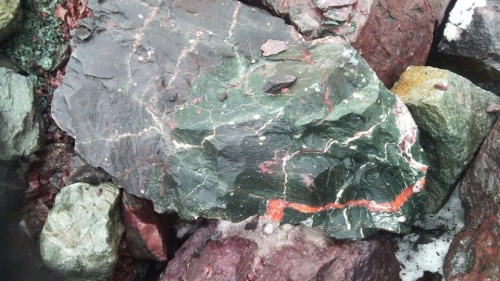 Гигантские зелёные валуны для ландшафтного дизайна весом более 5 тонн купить в Волгограде