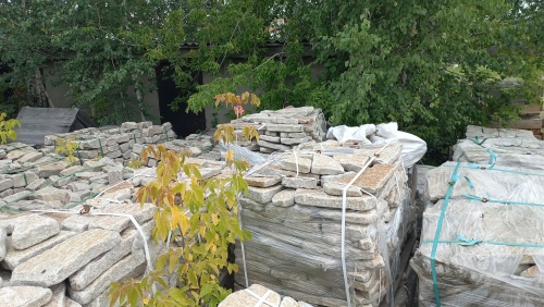 Плитняк галтованный гранитный для ландшафтного дизайна купить в Волгограде