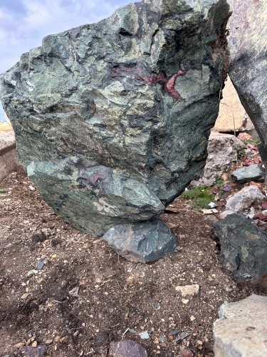 Гигантские зелёные валуны для ландшафтного дизайна весом более 5 тонн купить в Волгограде