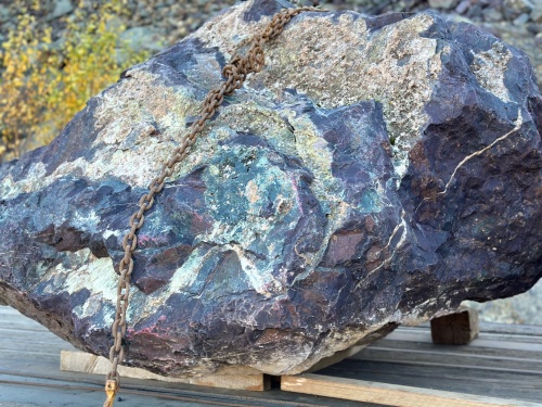 Огромные красно-фиолетовые валуны для ландшафтного дизайна весом более 5 тонн купить в Волгограде