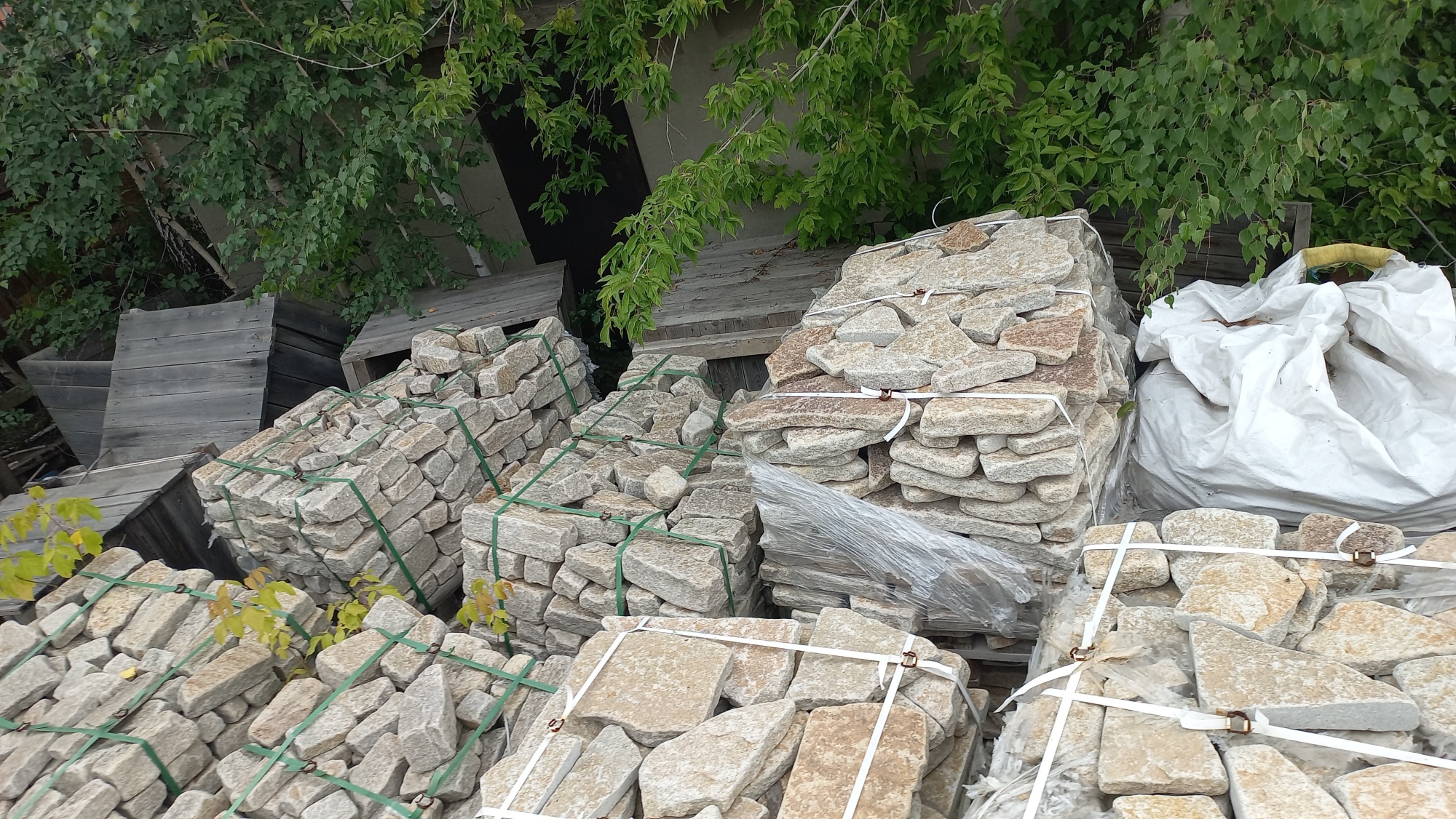 Плитняк гранитный галтованный купить в Волгограде