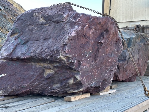 Огромные красно-фиолетовые валуны для ландшафтного дизайна весом более 5 тонн купить в Волгограде