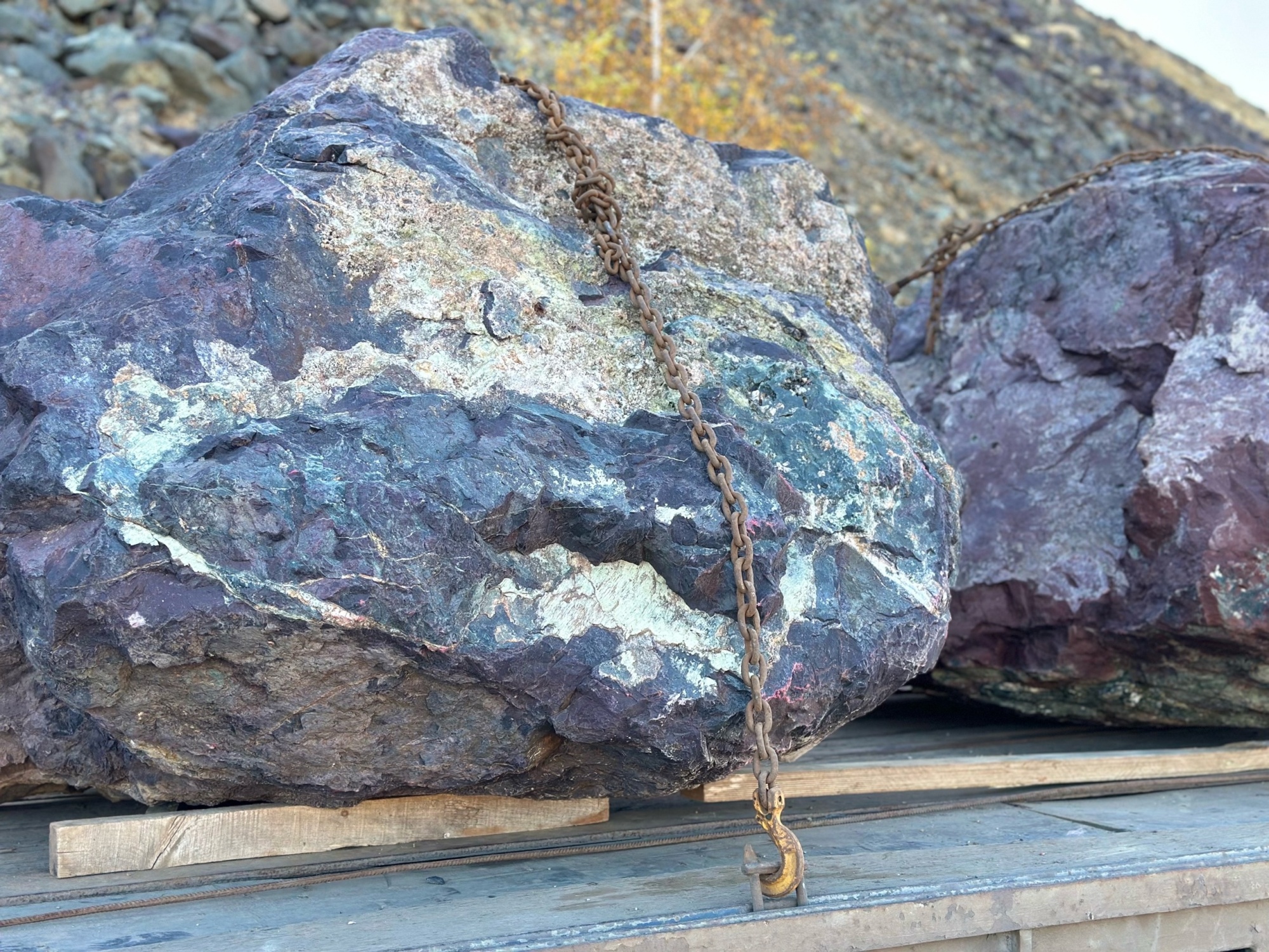 Огромные красно-фиолетовые валуны для ландшафтного дизайна весом более 5 тонн купить в Волгограде